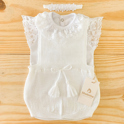 Romper Jardineira pompom branco Tricot + Body rendado + Faixinha
