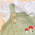 Romper jardineira verde cogumelos + body rendado + faixinha