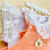 Vestido tricot margarida laranja + body rendado + faixinha