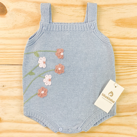Romper jardineira tricot azul flores