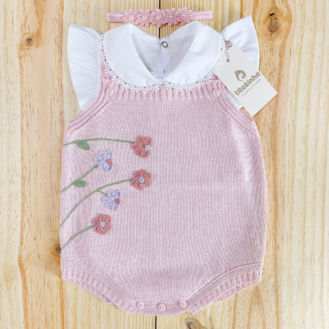Romper jardineira rosa bebê flores + body guippir + faixinha