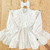Vestido branco manga longa lesie babados gola drapeada c/ laço - comprar online
