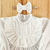 Vestido branco manga longa lesie babados gola drapeada c/ laço