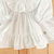Vestido branco manga longa lesie babados gola drapeada c/ laço - Titokinha