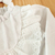 Vestido branco manga longa lesie babados gola drapeada c/ laço - comprar online