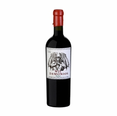 Mil Demonios Assemblage Composición: 50% de Malbec, 25% de Cabernet Sauvignon, 18% de Merlot y 7% de Petit Verdot