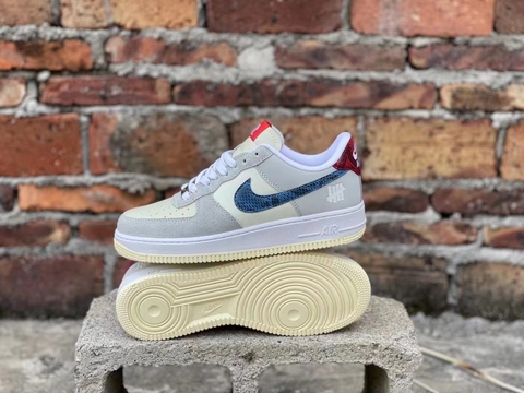 Tênis Nike Air Force 1 Low x Undefeated - Bege e Cinza