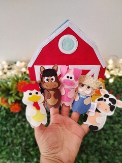 Imagem do Kit da história "O seu Lobato tinha um Sítio" com Celeiro e dedoches.