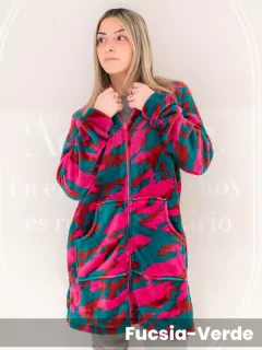 Bata parka con cierre coral fleece estampado camo (775411)