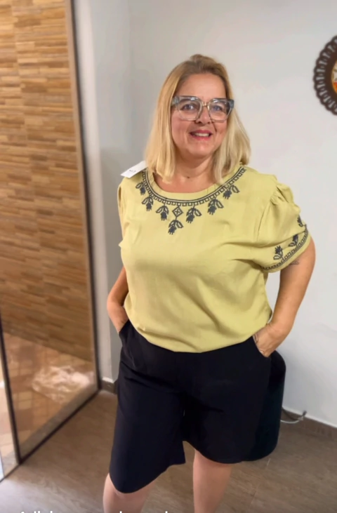 Bata de linho bordada com marinho - comprar online