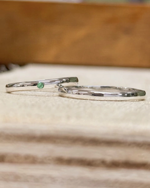 Aliança Boleada cravejada com esmeralda natural & banho em Ouro18k branco - comprar online