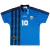 Camisa Reserva Retrô Argentina Adidas 1994. A camisa é azul marinho com detalhes em preto e branco. As três listras da Adidas estão presentes nas mangas. O número 10 está estampado na parte frontal da camisa, em homenagem a Diego Maradona.