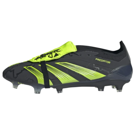 A chuteira adidas Predator 24 Foldover Tongue FC Merky FC Preta e Verde Fluorescente (Edição Limitada) possui um cabedal HybridTouch 2.0 preto com detalhes verdes fluorescentes e gráficos de relâmpago. 