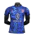 Terceira Camisa jogador do Atlético de Madrid 2024/2025: azul marinho com grafismo vibrante. Destaques incluem o tridente de Netuno, Nike Swoosh rosa e escudo do Atleti em azul e rosa.