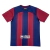 Camisa Titular Barcelona Nike 2023-2024 com faixas grená e azul, diamond inovador, escudo envernizado e fita catalã na nuca, homenageando a equipe feminina histórica.
