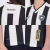 Camisa feminina titular do Botafogo 2024/2025. Listrada em preto e branco, textura de tricô, gola V branca com detalhes pretos, escudo em TPU no peito esquerdo e logo Reebok em branco no direito.