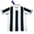 Camisa titular masculina do Botafogo para a temporada 2024-2025. Design listrado vertical com textura em zigue-zague em homenagem ao tricô dos anos 50 e 60. Gola V branca com bordas pretas, mangas listradas com parte superior branca, escudo do Botafogo em