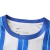 Camisa titular do Brighton & Hove Albion para a temporada 2024/25, fabricada pela Nike. A peça apresenta um design predominantemente branco com cinco listras verticais azuis na parte frontal e posterior. Detalhes em amarelo nas laterais e gola redonda azu