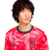 Camisa titular da Seleção Coreana Nike 2024-2025, com design inovador em rosa, preto e azul celeste. A gola redonda possui efeito de marca de garra do tigre, enquanto o escudo KFA preto vazado e o Swoosh Nike azul celeste destacam a identidade visual mode