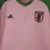 Camisa Especial da Seleção Japonesa 2022/23 Rosa e verde - Tevo Sports Inspirada no arroz rosa e na folha da cerejeira, esta camisa traz uma combinação vibrante de rosa e verde. A Adidas e a Japan Football Association marcam presença com logos em preto e 