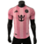 Camisa jogador Inter Miami 2025-2026, modelo titular, com listras verticais em diferentes tons de rosa e detalhes em preto. Template Tiro24 da Adidas, gola moderna e mangas pretas. Escudo do Inter Miami bordado no lado esquerdo do peito