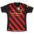 Camisa reserva masculina do Manchester City Puma 2022/23 preta, vermelha e amarela com gola V, mangas pretas, distintivo do clube em preto e amarelo no lado esquerdo do peito, marca Puma em amarelo nas mangas e lado direito do peito. Homenagem à FA Cup 19