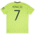 Camisa Manchester United Adidas 2022/23 Masculina em verde limão vibrante, com padrão geométrico de triângulos e listras. Gola redonda e ombros em azul marinho, escudo e logo Adidas em azul. Uma peça exclusiva celebrando a identidade gráfica do clube.