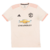 Camisa titular retrô do Manchester United da temporada 2018-2019, nas cores rosa e laranja. A camisa apresenta o logo da Adidas e o escudo do clube. É possível ver detalhes do design inspirado na época em que Ole Gunnar Solskjær assumiu o comando da equip