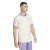 Camisa Real Madrid 2025 Originals Tee, na cor branca com detalhes lilás. Modelo casual e retrô, com logo Adidas Originals e corte moderno. Feita com algodão macio e materiais sustentáveis, garantindo conforto e responsabilidade ambiental. Ideal para torce