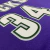 Camisa regata roxa e verde do Milwaukee Bucks 2022-2023 com logotipo prata e detalhes brancos, feita com tecnologia Dri-FIT da Nike para conforto e frescor.
