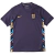Camisa reserva da seleção inglesa Nike 2024-2025. Predominantemente na cor roxa vibrante, resultado da mistura inovadora de azul e vermelho, simbolizando a paixão e a ousadia da seleção inglesa. O escudo da seleção e o logo da Nike no peito são dourados, 