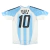 Camisa Titular Retrô da Seleção Argentina Adidas 2004-2005. A camisa é predominantemente branca com listras horizontais pretas na parte frontal e nas mangas. O escudo da AFA está bordado no lado esquerdo do peito e o logo da Adidas está estampado no lado 