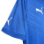 Camisa titular retrô da Seleção Italiana Puma 2012-2013, usada na Euro 2012. Design azul e branco com detalhes em branco. A camisa apresenta o logo da Puma e o escudo da Federação Italiana de Futebol. Andrea Pirlo, o maestro da equipe, é visto usando esta