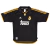 A camisa retrô do Real Madrid da temporada 1999-2000, nas cores preta, amarela e branca, é um ícone do futebol mundial. Utilizada em momentos históricos como a final da Champions League em Paris