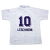 Camisa Retrô Real Madrid Kelme 1994-1996, Branca e Azul Marinho. Símbolo da vitória no 26º título com Jorge Valdano liderando o time. Memorável vitória de 5 a 0 sobre o Barcelona.
