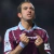 A camisa titular do West Ham United da temporada 1999-2000, produzida pela Fila, em um design clássico grená e azul. A imagem mostra a camisa com detalhes da época, incluindo o logo da Fila e o escudo do clube.
