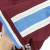 A camisa titular do West Ham United da temporada 1999-2000, produzida pela Fila, em um design clássico grená e azul. A imagem mostra a camisa com detalhes da época, incluindo o logo da Fila e o escudo do clube.