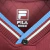A camisa titular do West Ham United da temporada 1999-2000, produzida pela Fila, em um design clássico grená e azul. A imagem mostra a camisa com detalhes da época, incluindo o logo da Fila e o escudo do clube.