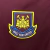 A camisa titular do West Ham United da temporada 1999-2000, produzida pela Fila, em um design clássico grená e azul. A imagem mostra a camisa com detalhes da época, incluindo o logo da Fila e o escudo do clube.