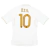 Camisa titular retrô Adidas do Real Madrid para a temporada 2011-12. A camisa branca e dourada apresenta o escudo do Real Madrid bordado no peito, o logotipo da Adidas nas mangas e ombros, o patrocínio da Bwin na frente da camisa e o nome e número do joga