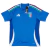 Camisa titular da seleção italiana de futebol 2024/25 Adidas. Camisa predominantemente azul royal com detalhes em branco e verde. Arcos brancos nas laterais, finas linhas verticais em embossing no corpo, tonalidade mais escura de azul royal nas laterais d