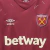 Camisa Titular West Ham 2023/24: Vinho e Azul Celeste, Bolinha de Sabão, Escudo do Clube, JD Sports e Betway.