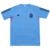 camisa de treino azul da seleção argentina. A camisa possui o escudo da AFA e o logo da Adidas bordados na parte frontal. A gola da camisa é V e as mangas são curtas.