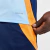 Camisa de Treino Oficial do Real Madrid Adidas para a temporada 2024-2025 na cor branca, com detalhes em amarelo e azul marinho. A camisa apresenta o escudo do Real Madrid aplicado termicamente no lado esquerdo do peito e o logotipo da Adidas no lado dire