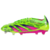 Chuteira Adidas Predator 24 Lowcut FG Generation verde, rosa e roxa em pé sobre grama verde. A chuteira tem um design leve e respirável com uma combinação de cores verde solar e rosa choque acentuada por um gráfico de leopardo.