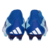 Chuteiras Adidas Predator Accuracy+ FG Marine Rush em pé sobre grama verde. As chuteiras são predominantemente azul real com detalhes em azul claro, branco e vermelho solar. A parte superior da chuteira apresenta a tecnologia de grip em alta definição, co