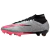Chuteira de futebol Nike Zoom Mercurial Superfly 9 Elite FG XXV em design prata metálico, hiper rosa e preto. A chuteira apresenta o logo da Nike, logotipos históricos da Mercurial e gráficos clássicos da linha. A sola Zoom Air oferece amortecimento respo