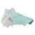 Chuteira de futebol Nike Phantom Luna II Elite FG Mad Energy em close-up, exibindo o design em verde aurora, vermelho e preto. Detalhe no cabedal com tecnologia Grip Knit e a sola Cyclone 360 para tração rotacional.