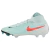 Chuteira de futebol Nike Phantom Luna II Elite FG Mad Energy em close-up, exibindo o design em verde aurora, vermelho e preto. Detalhe no cabedal com tecnologia Grip Knit e a sola Cyclone 360 para tração rotacional.