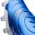 Chuteira de futebol Nike Tiempo Legend 10 Elite FG Mad Ambition em detalhes. Apresenta design moderno com cores azul, branca e preta. Possui cabedal em couro sintético FlyTouch Plus para toque preciso, forro interno Quadfit mesh com almofadas de conforto 